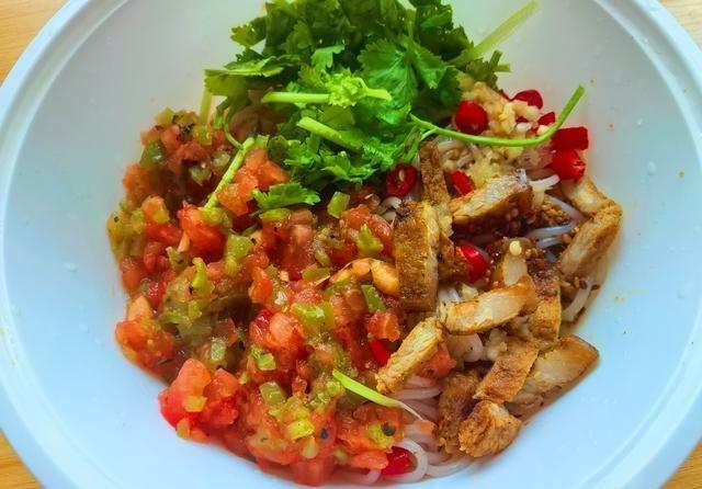 在家复刻烧肉米线，结果翻车了。离开那家店俩月馋得慌，就用家里的剩干米线和空气炸锅