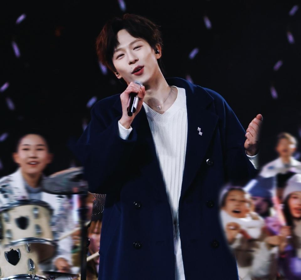 【被乒乓球耽误的歌手】作为晚会“文体跨界”亮点，林高远与王祖蓝合唱Beyond