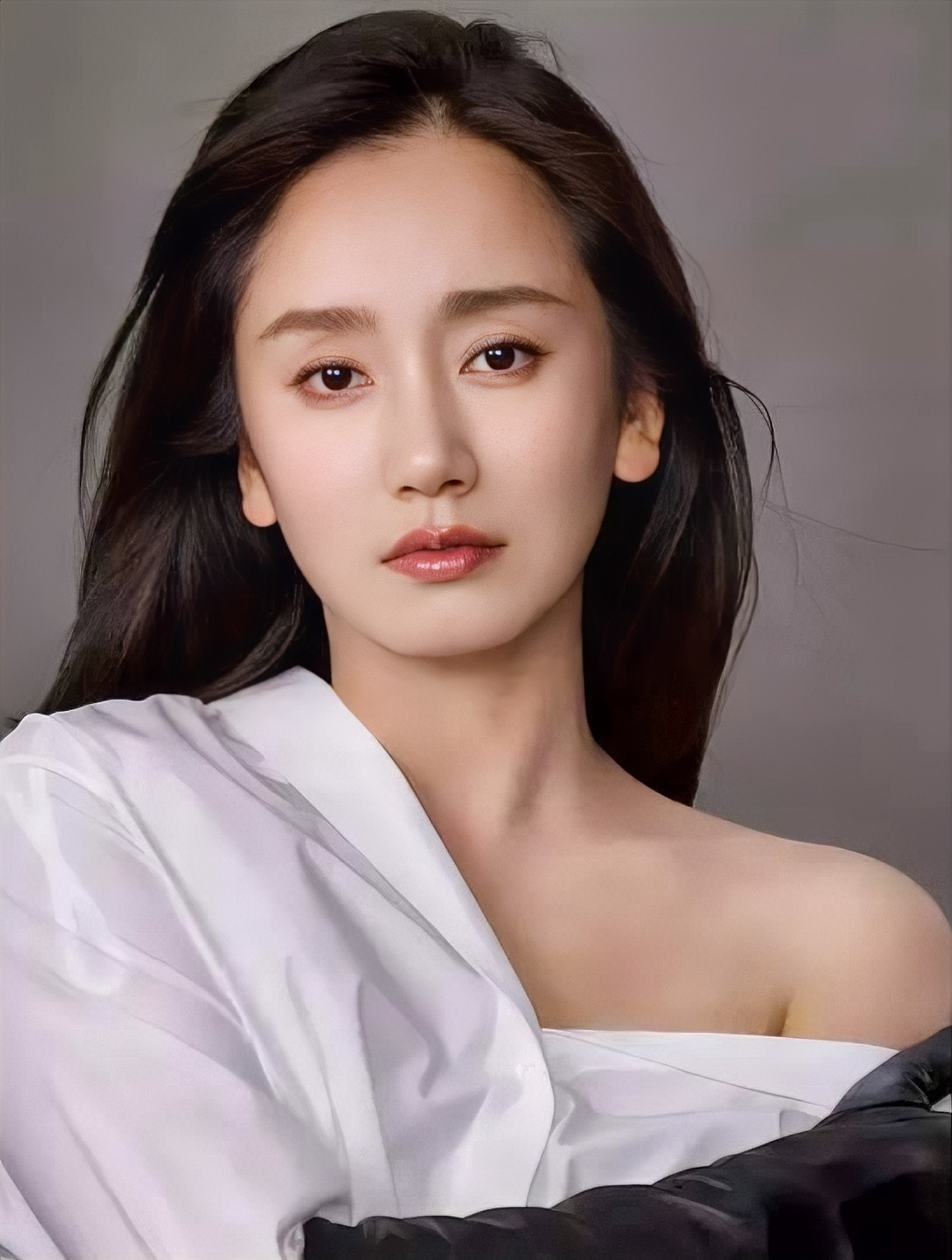 37岁的董晴，离人生大赢家还差一步，生活上她结婚了，事业上《以法之名》火了，