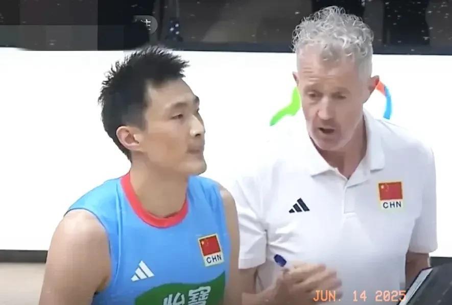 江川一锤定音，中国男排第四局以25比17拿下整场比赛胜利。至此，今天的比赛，中