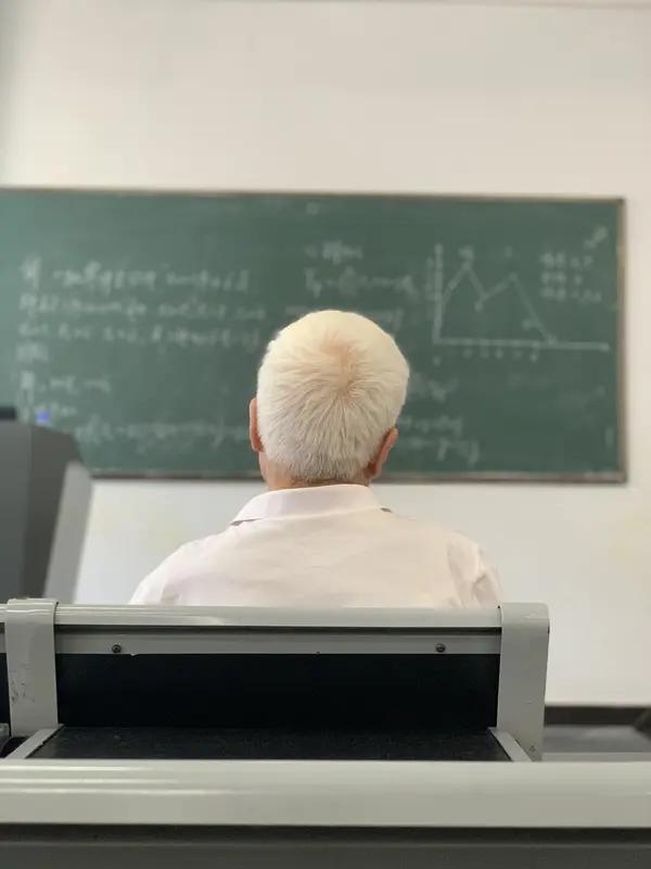 不应该再让30年教龄的老教师，参加职称试讲答辩了。这些老教师，为我国的教育事业