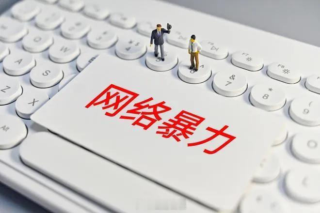 一个段子：去年哥几个跟着兄弟去捉奸，在宾馆把人堵了。兄弟淡淡的说：要么你给我扇她