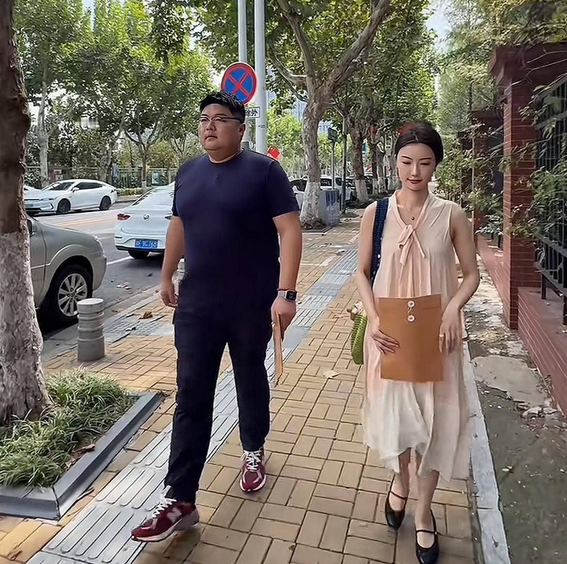 这次彻底结束了，猴哥说车与何钰欣正式离婚，结束了长达3年的婚姻生活。10月8号