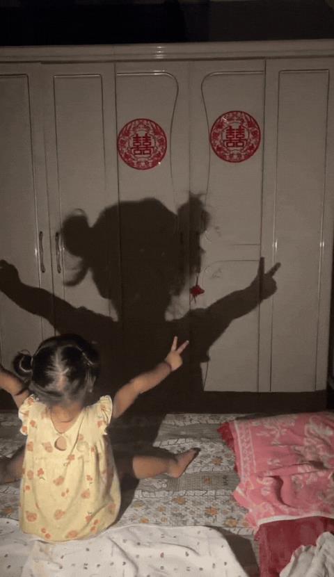 “小小年纪，上人民日报了！”山东，3岁女孩正和爸爸玩，突然，爸爸说要给她一个惊喜