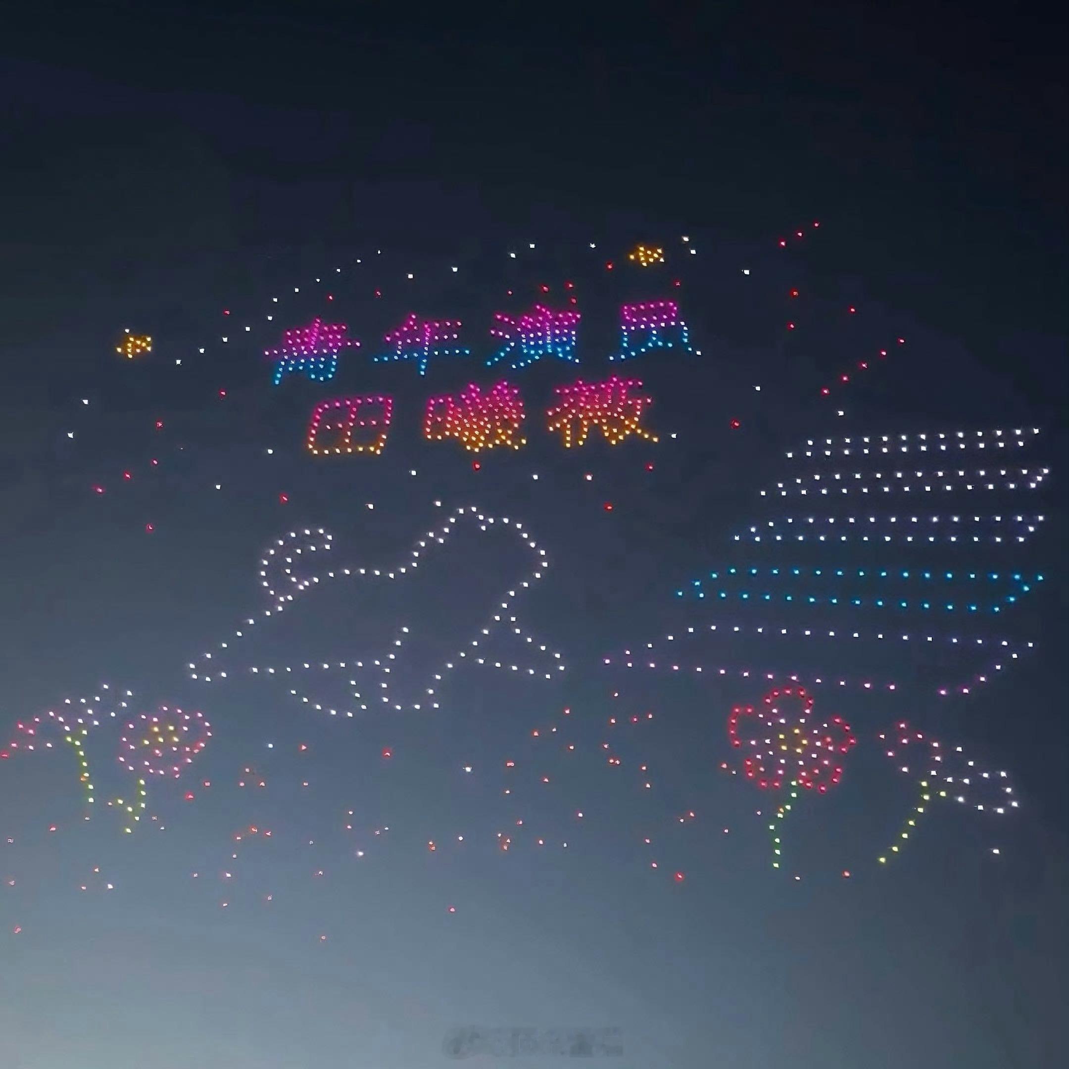 田曦薇微博主页新增了一张背景图，是上次生日粉丝准备的无人机应援。时隔三月都还记得