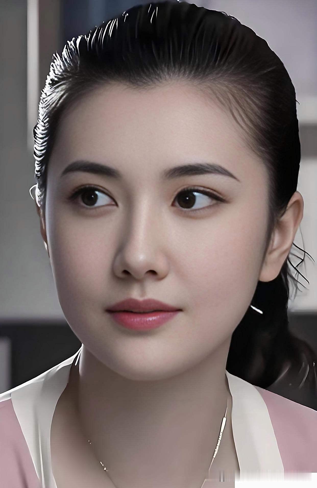 当年她的是貌不惊人，站高圆圆身旁，根本没人留意。谁能想到，岁月变迁，她简直如有