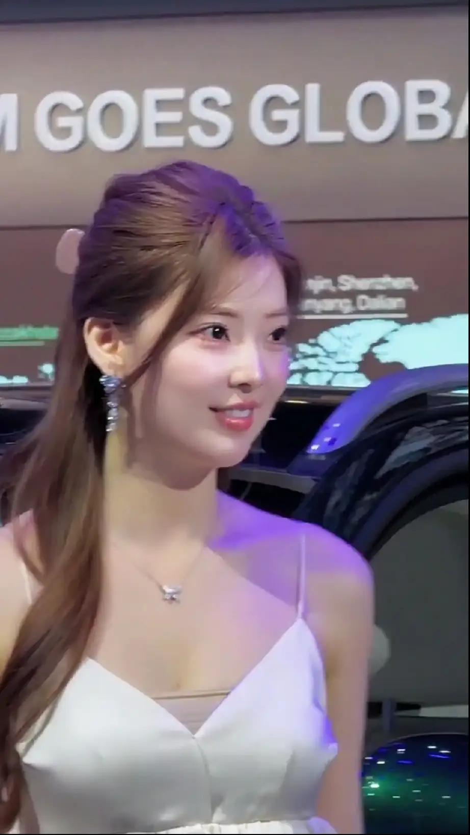 优雅车展现场，甜美少女与豪车相伴甜美驾车的美女车展热辣女神车展现场美照