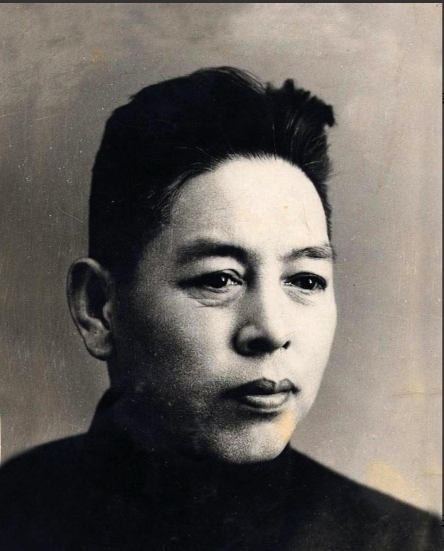 1932年，叛徒供出了地下党王世英，他察觉异常正准备转移，特务头子却突然登门拜访