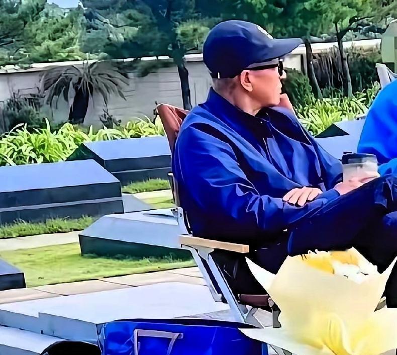 具俊晔墓地会客，这事儿有点怪具俊晔去大S墓地了，然后，好像跟朋友在那儿聊天，大