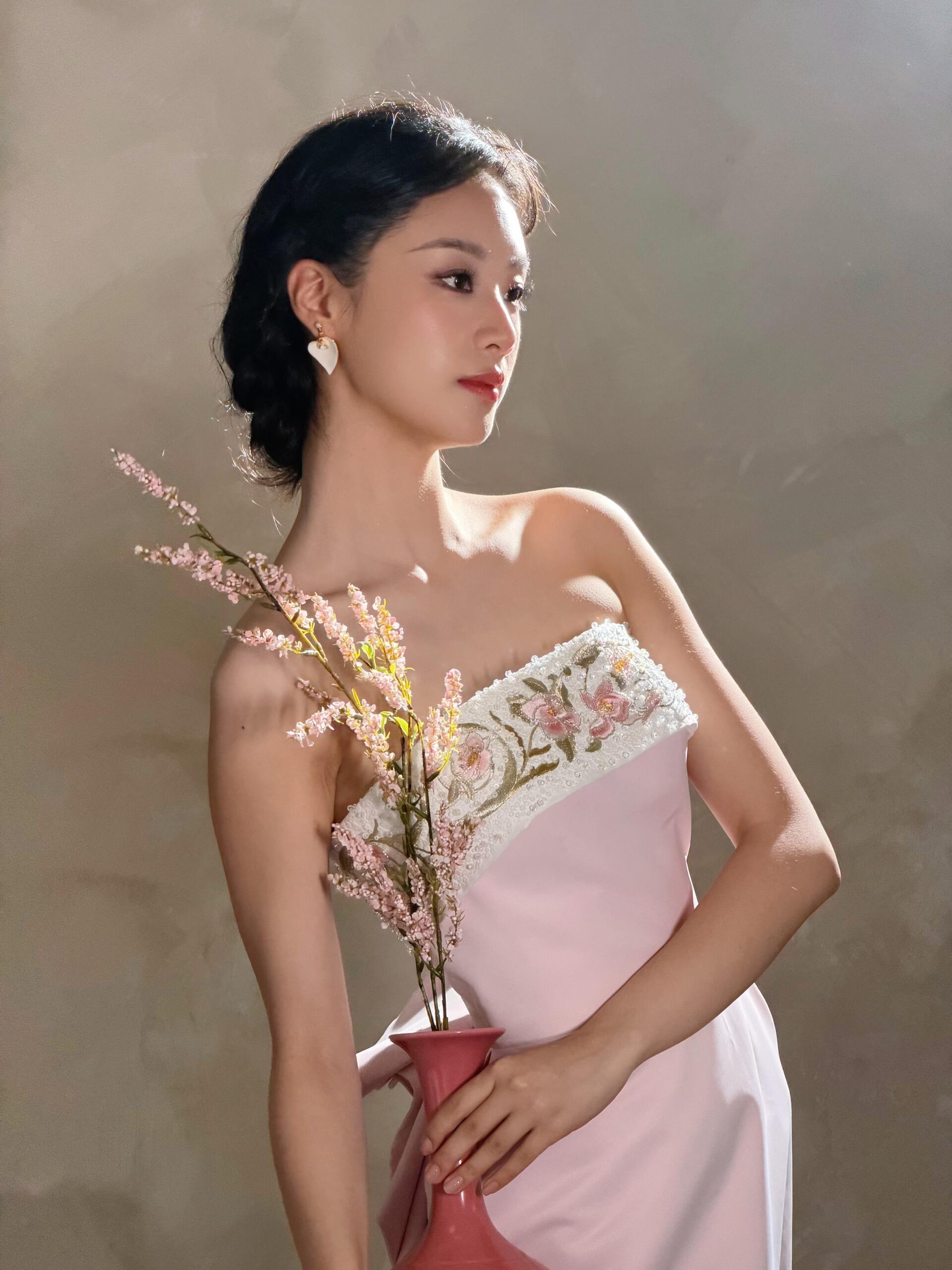 王小亿好一朵美丽的玉兰花王小亿完全粉瓷本瓷淡粉礼服+清雅气质双重暴击！王小亿亮