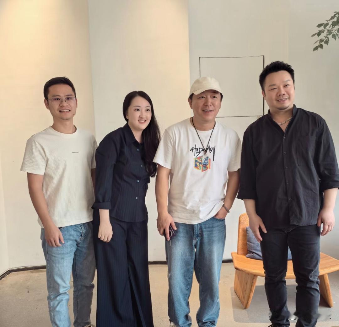 51岁黄渤在广东佛山买家具，他穿着一身简单的服装，身材肥胖，个子看起来挺矮的，虽