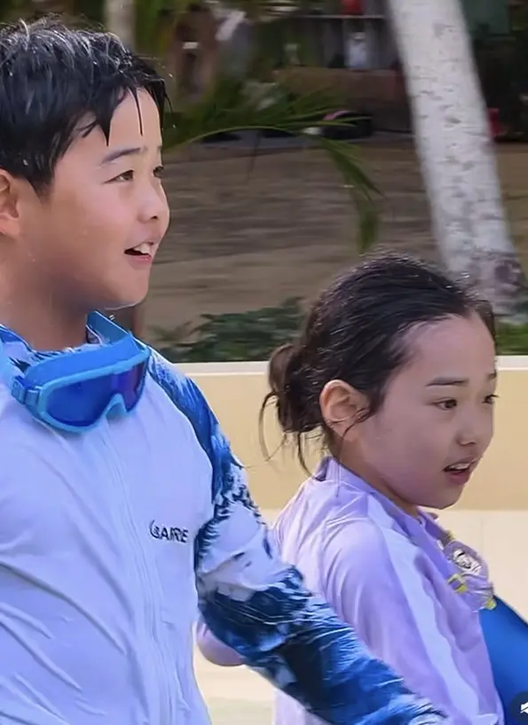 董璇被偶遇带着小酒窝朵朵三亚玩水。网友在三亚偶遇董璇母女，小酒窝身边还...