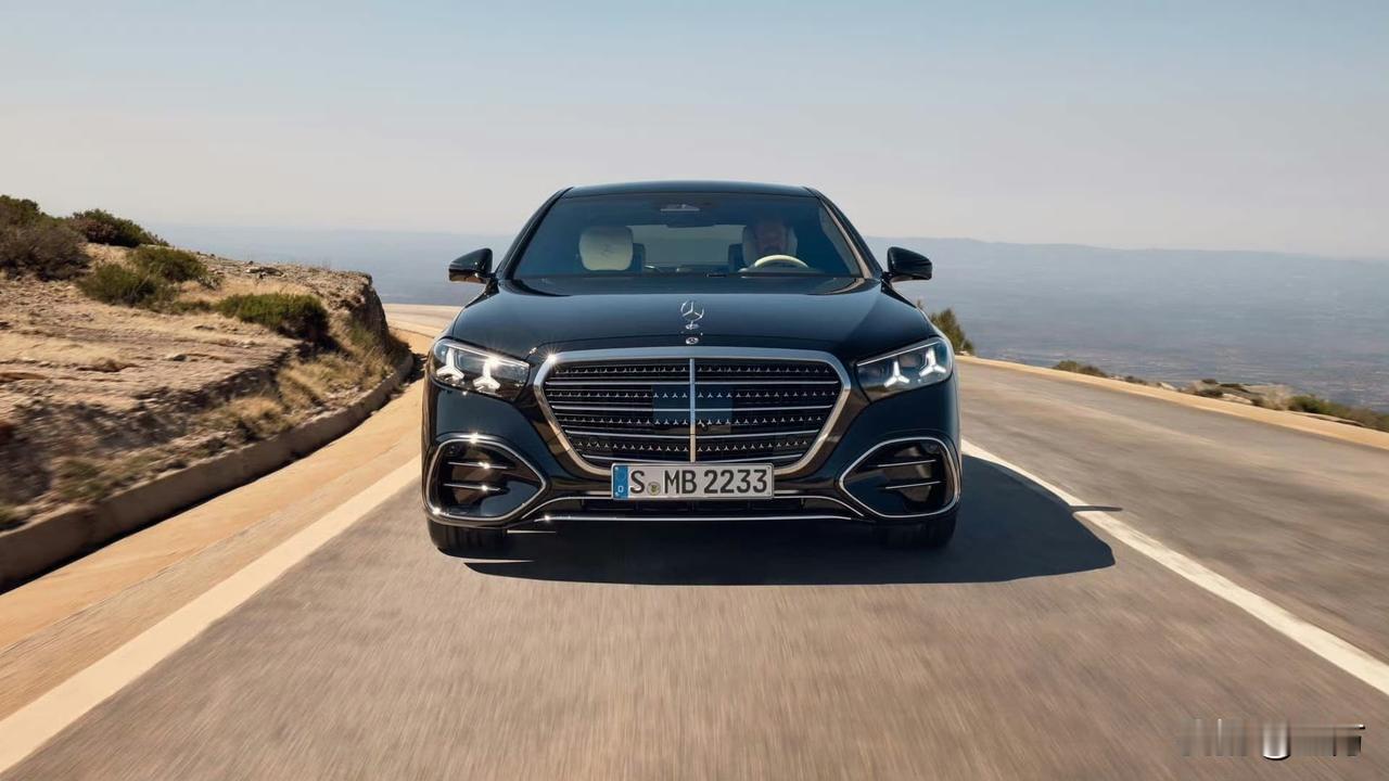 这是全新的奔驰S级喜欢吗？？就在刚才，有博主放出了全新的奔驰S经典配色，以