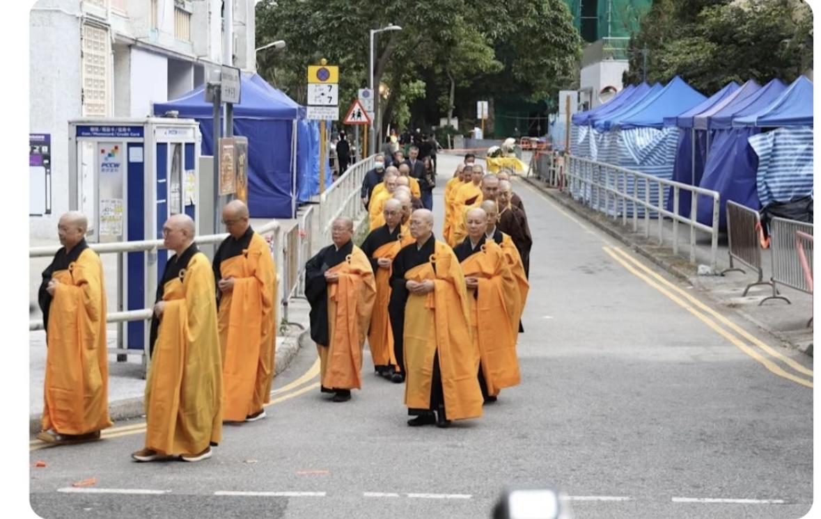 今天（12月2日）是香港大火遇难者的「头七」，下午有约20位佛教法师入场，现场