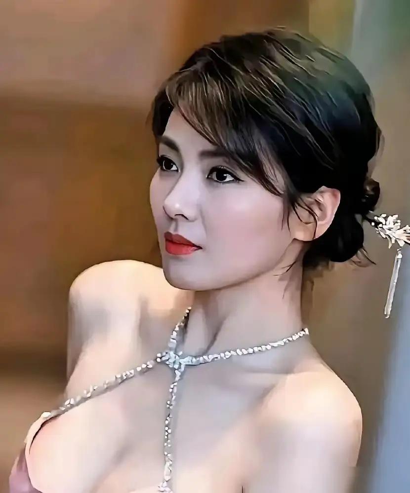 一觉醒来又吃到瓜了46岁的刘涛上热搜了。刘涛又凭“松弛大女主”刷屏了，别被