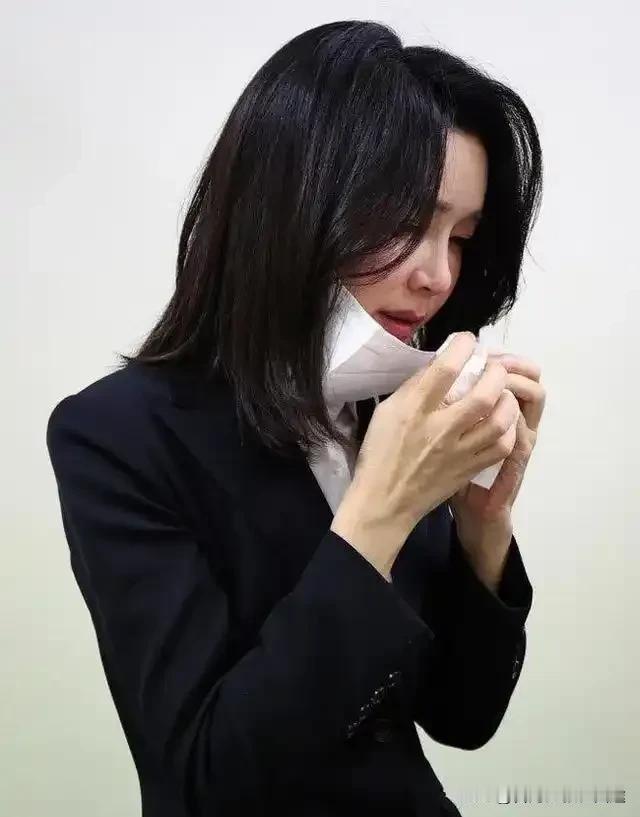 金建希被控收受贿赂！特检组申请拘留，韩国政坛地震？首尔钟路区特检组办公室外