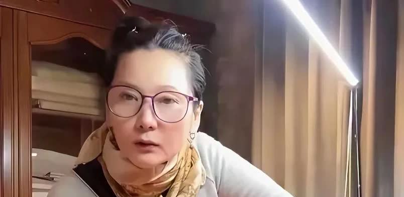 何赛飞像61岁的人吗？这可是素颜照，没有任何化妆，都说这个明星不老神，那个明星不