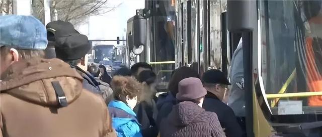 重庆发生了这么一个案例，一对老夫妻坐公交车，由于妻子爱吃甜食，特别喜欢吃糍粑，于