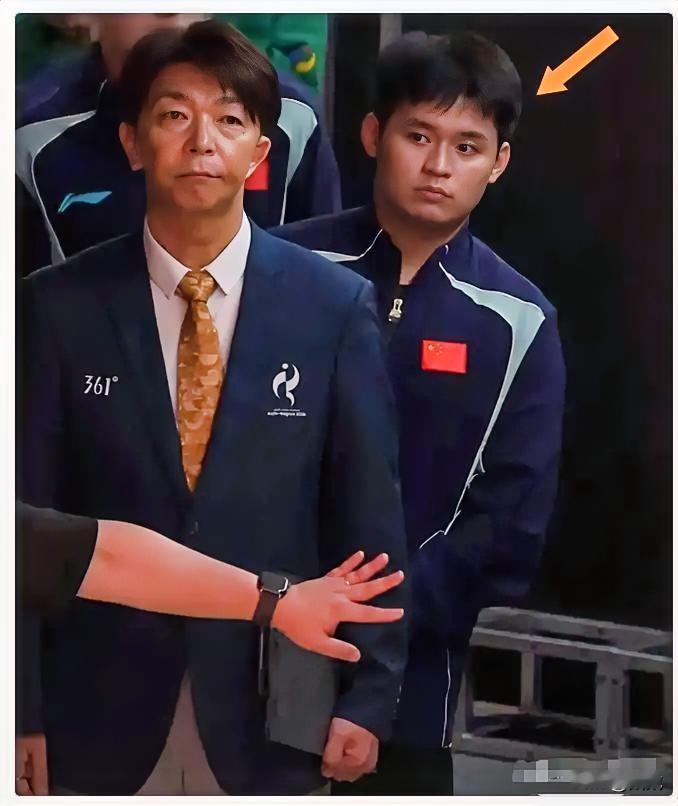 虽然林诗栋已经二十多岁，但还是跟个小朋友一样，亚运会入场的时候，大家都老老实实的排好队，等着前面的引