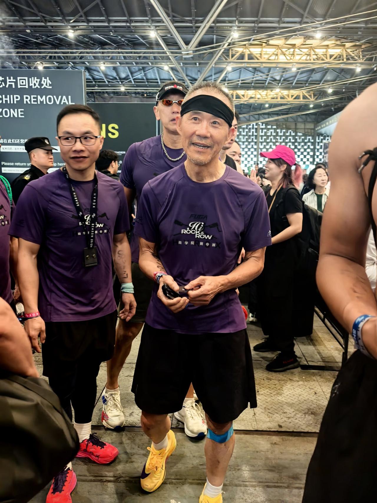 75岁王石在上海参加室内健身跑比赛，他现实中真人看起来好苍老，身材纤瘦，头发和胡