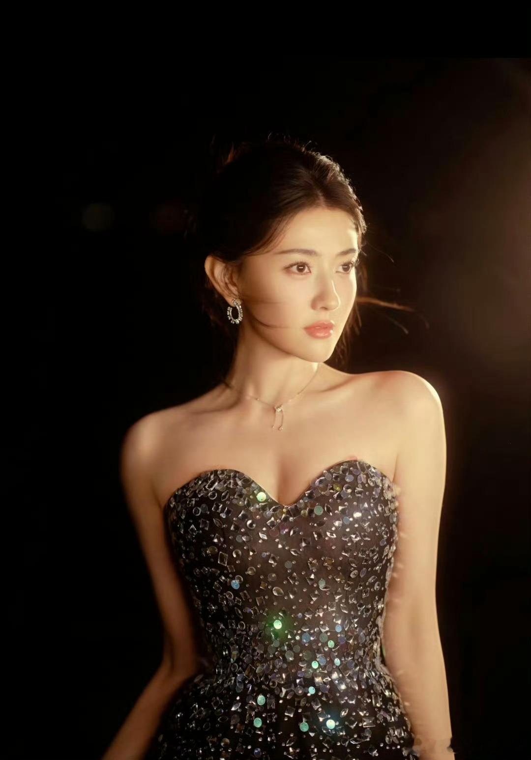 梁洁这是把满天星星穿身上了吧梁洁的礼服造型杀疯了！黑色裙摆如静谧夜空，亮片钻石