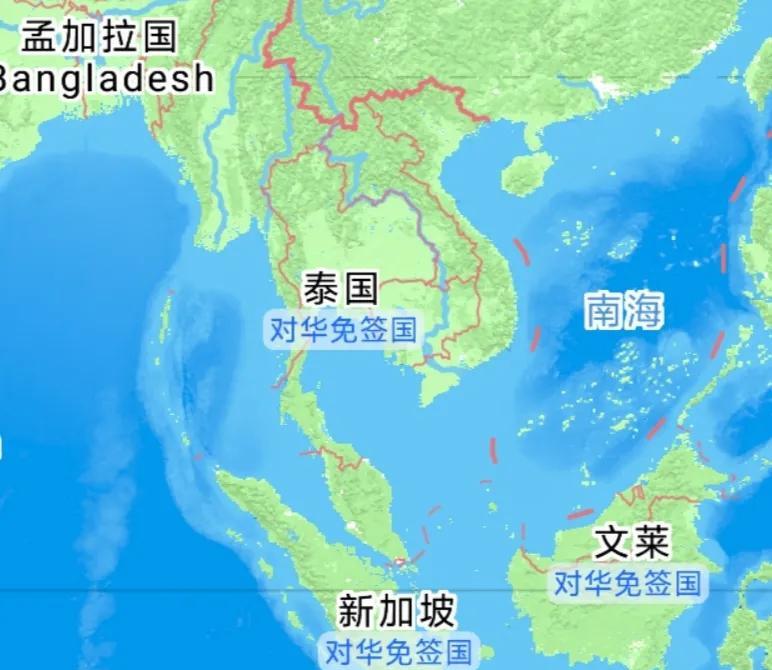 看来去泰国旅游的人还是挺多的，飞机基本上都坐满了。一是签证方便，可以免签落地，二