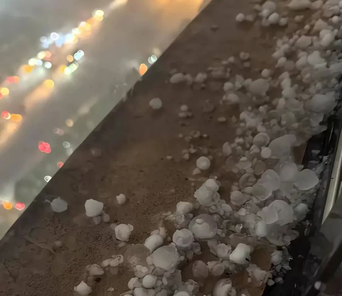 昨天晚上西安下冰雹。今天赶紧下去看看我的车，发动机旁边的塑料被砸了几个洞，雨刮器