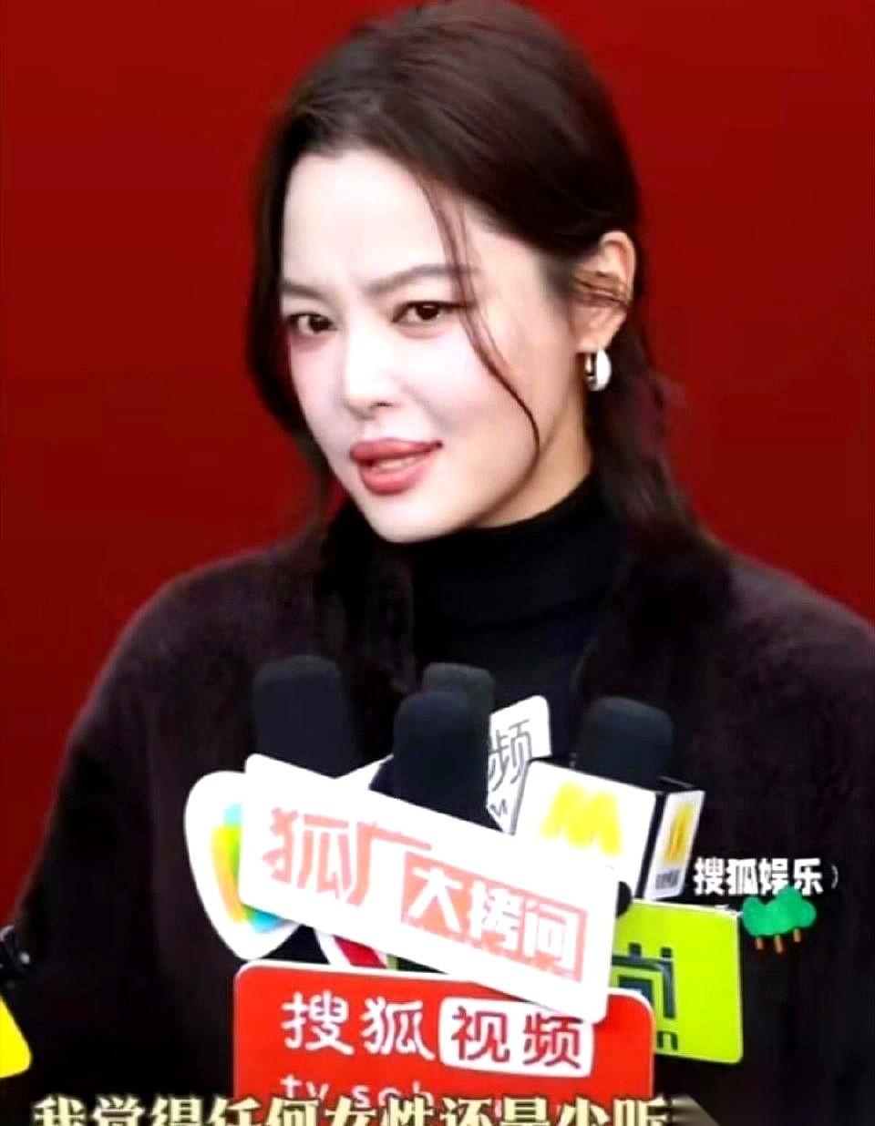 记者问辛芷蕾，给年轻女性点建议吧。她直接一句：少听点建议吧。我直接一个原地起