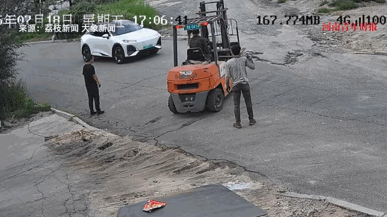 “这下后悔了吧！”7月18日，内蒙古包头，一辆叉车在厂区门口准备过马路时，因为没