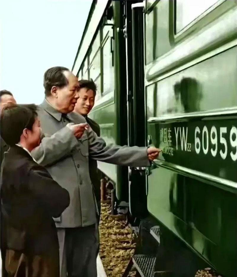 1971年8月15日毛主席乘专列离开北京到南方视察。没有任何人为他送行。据当时