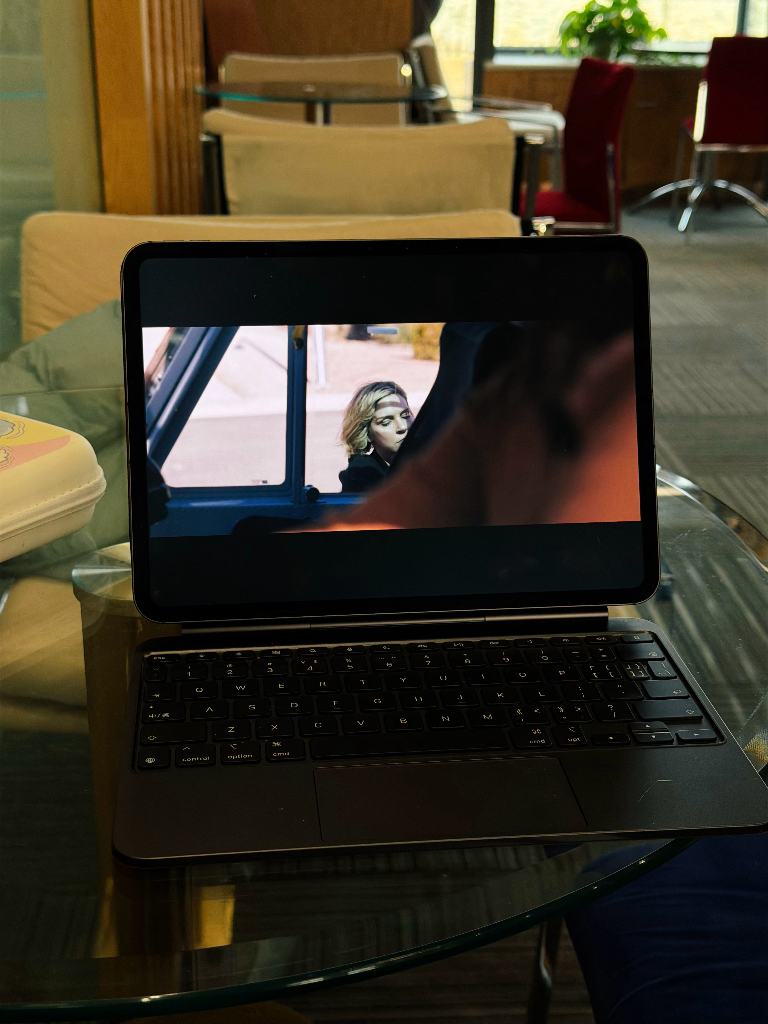 今天是陪女朋友学车的一天，她跟着教练学车，我在休息室等着她我现在用iPadP