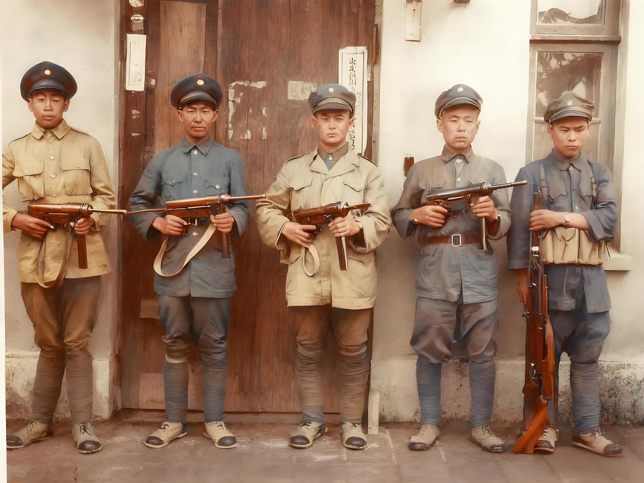 这张拍摄于1949年的照片，定格了数名国军士兵的集体留影。画面里，他们整齐列阵站