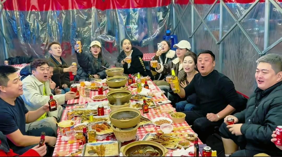 12月6日晚上，宋晓峰夫妻俩、赵大牛以及台前幕后的工作人员小聚，庆祝合肥巡演季圆