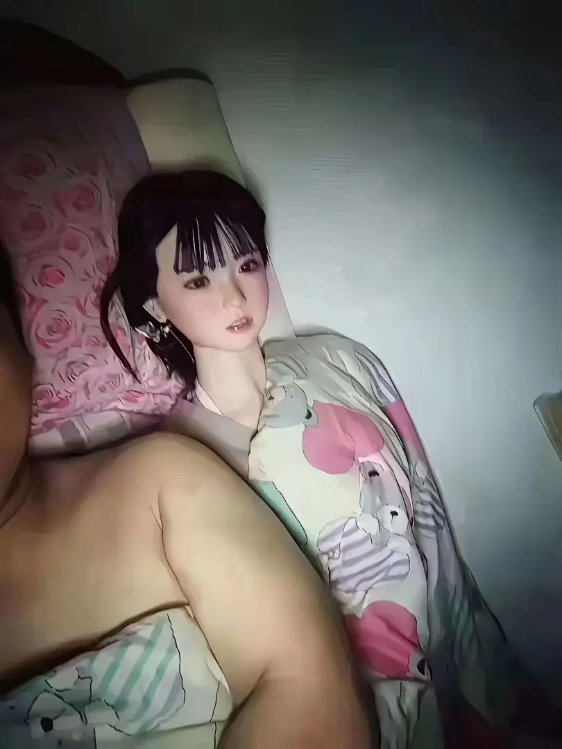 明明都关灯了，女朋友还是不睡觉呢