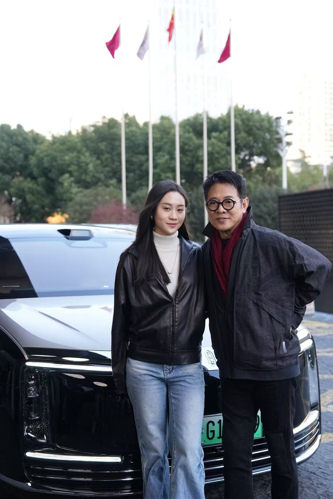 李连杰我女儿生下来就是享福的12月16日李连杰带小女儿提走尊界S