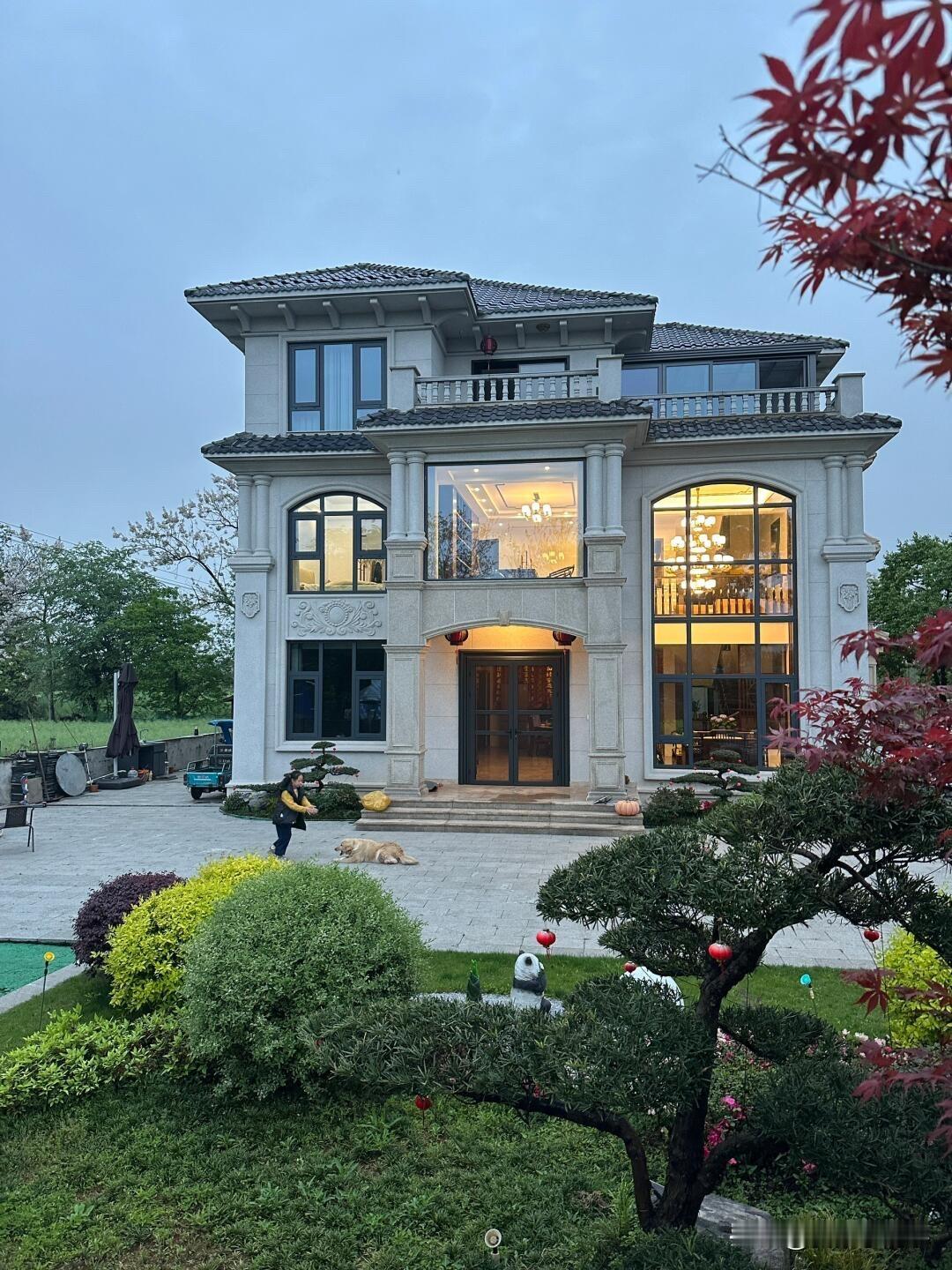 花250万回农村建这样的别墅，拥有超大的花园，园林设计非常到位，真的太值得了，太