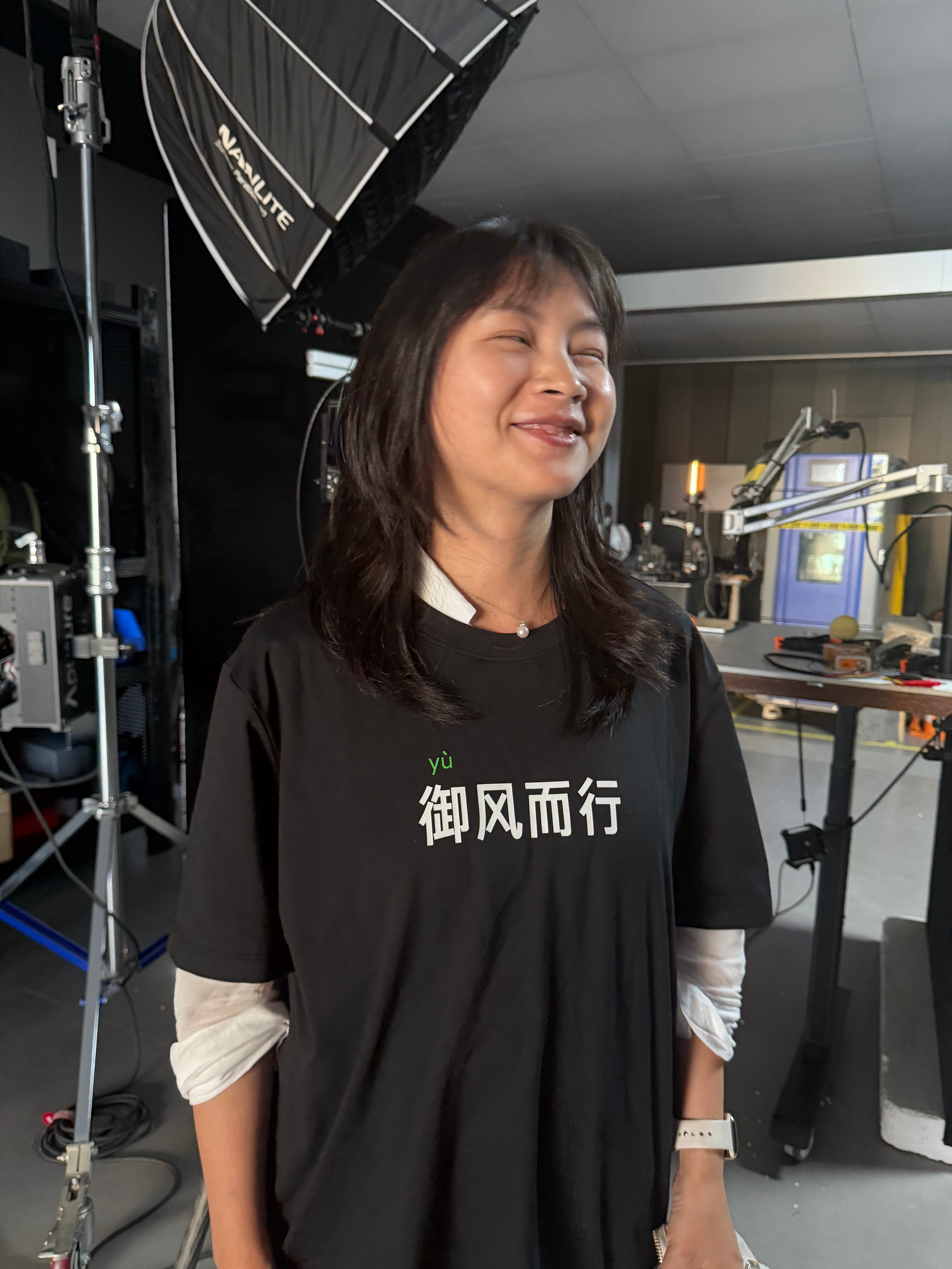 才发现李老师今天穿的衣服…我真的服