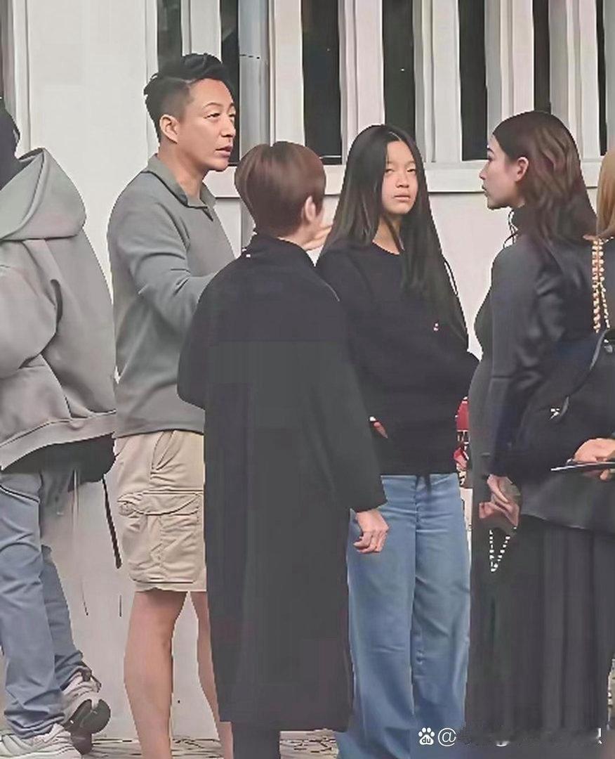 小玥儿的11岁，名牌堆不出一个笑脸。保姆小杨阿姨照顾了她16年，悄悄说，孩子过去被说驼背，眼神闪。来