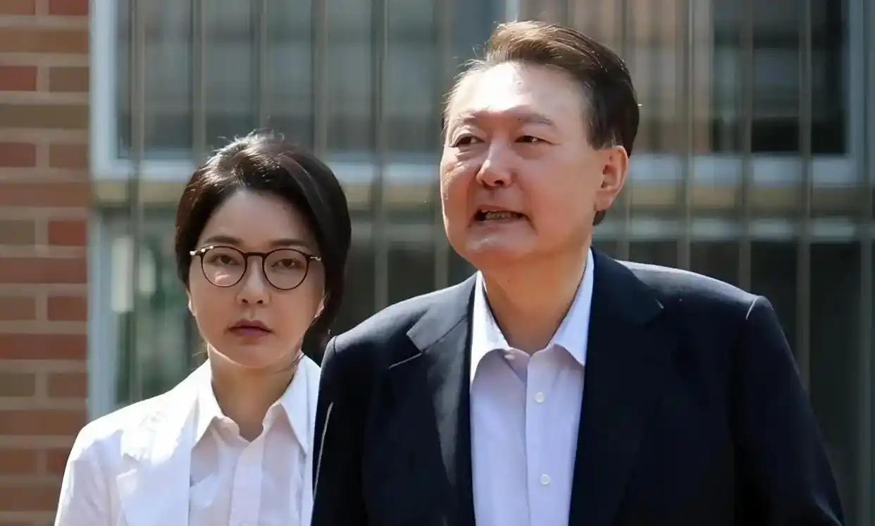 尹锡悦这次是彻底被抛弃了！近日，韩国特检组把尹锡悦戒严令事件所有细节曝光后，有