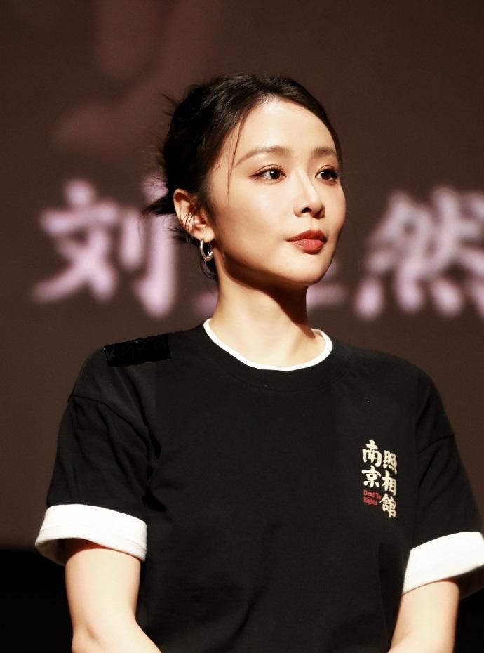 今天高叶在宣传新片的时候搭配的非常简洁，不过看起来很迷人。高叶上身穿黑色短袖