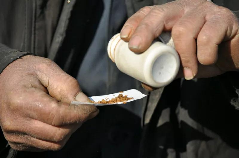 我吸了五十年烟的老烟民，现在都在集市买烟丝包烟吸。现在市场上烟价涨得离谱，以前