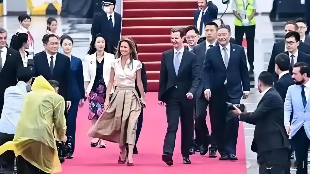 果不其然巴沙尔没回归，世界逐渐承认他的存在。当下叙利亚由沙拉领导的新政权