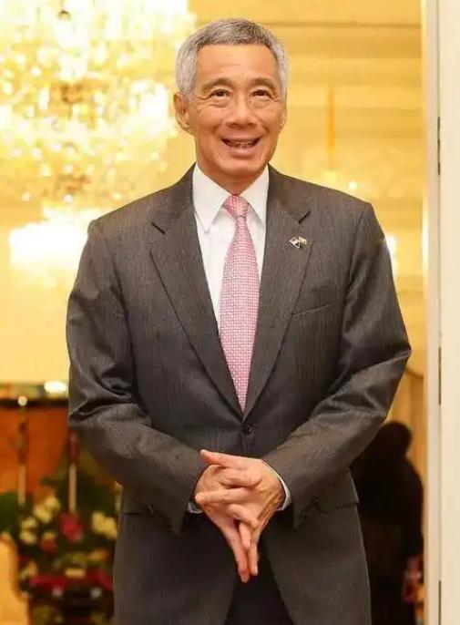 对新加坡不能心慈手软。新加坡前总理李显龙在日前的演讲中说，我们和中国人同宗同祖，