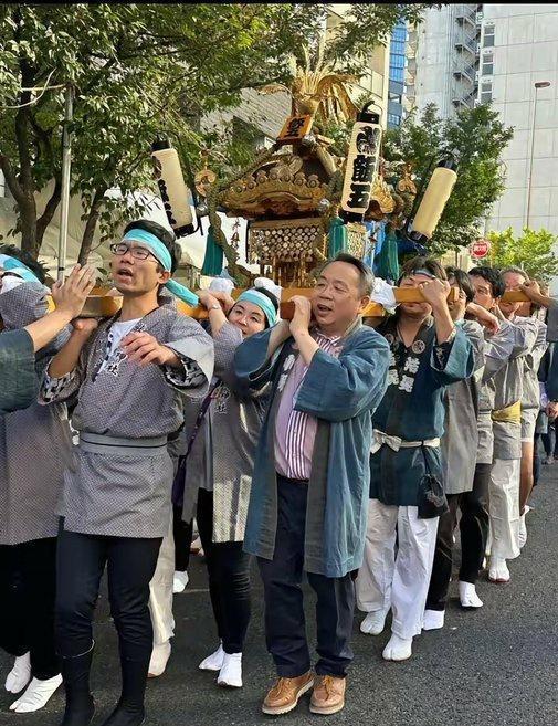 大汉奸石平，在日本参加当地的庆祝活动，他用卖力的表演，去争取充当日本人走gou