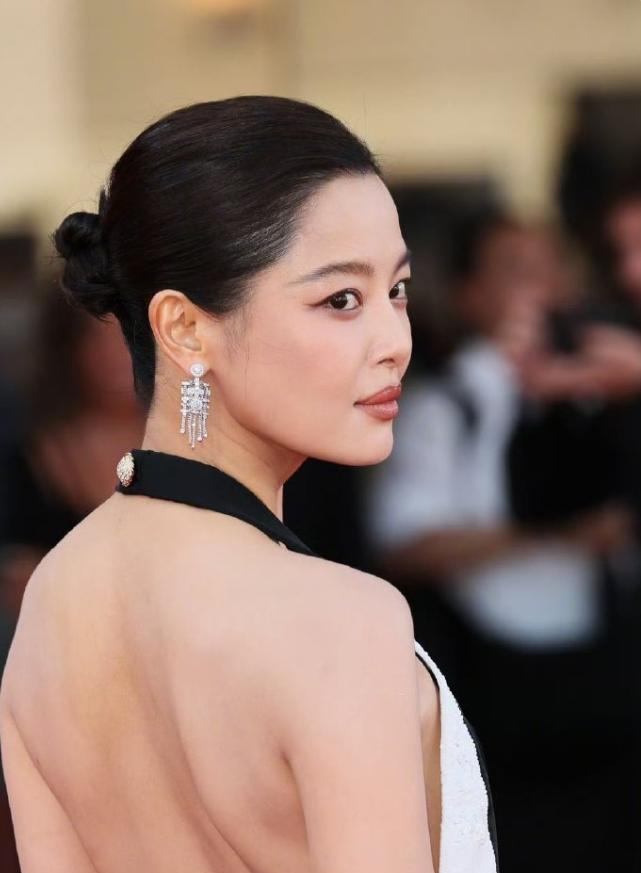 VOGUE亲自官宣辛芷蕾即将连登金九群封，银十单封，史上最快连登，最快二轮解锁