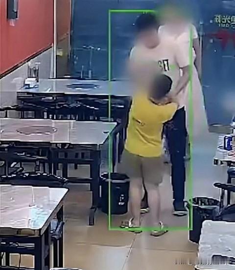浙江一男子在烤鱼店逗6岁男孩玩，孩子用玩具指了他一下，他突然一巴掌扇在孩子脸上！