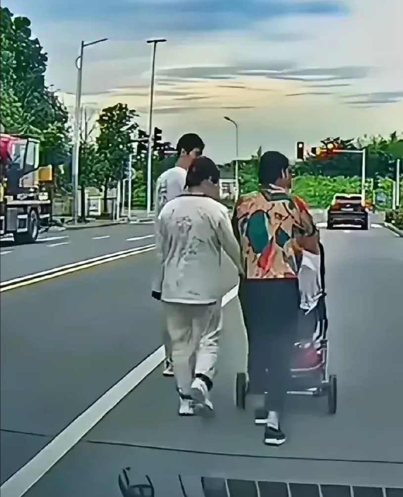 “这家人火了！”安徽，6月29日，有一名男子驾车出行，汽车开到半路，发现有一家人