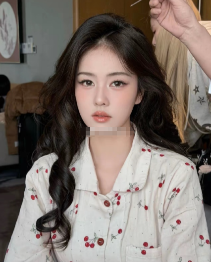 我敢肯定赵晴，不会成为下一个白鹿！​虽然于正很喜欢她，也在力捧，但是她和白鹿