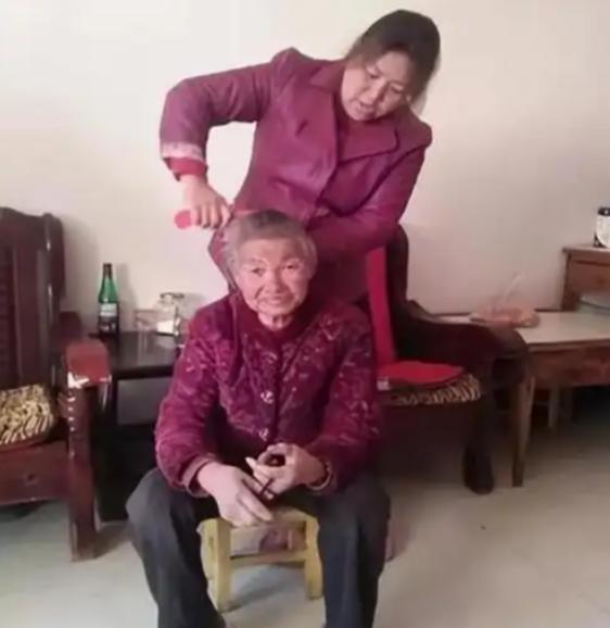 2000年，男子收留1个精神失常的老太太，谁料，老太太在他家，一住就是18年。老