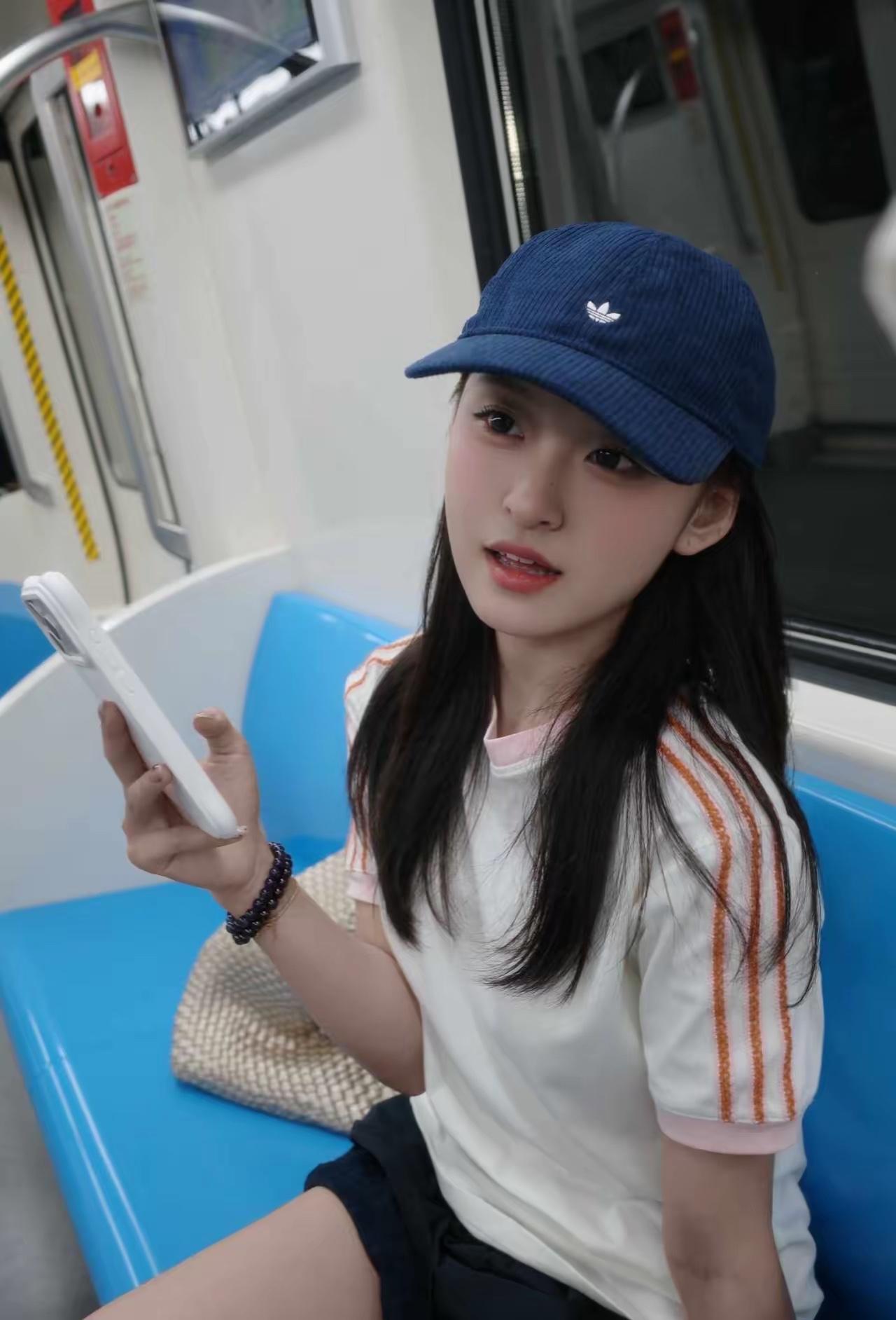 什么样的标准堪称是美女美女必须要漂亮，素颜也漂亮，身材苗条，性格温柔开朗活泼可爱